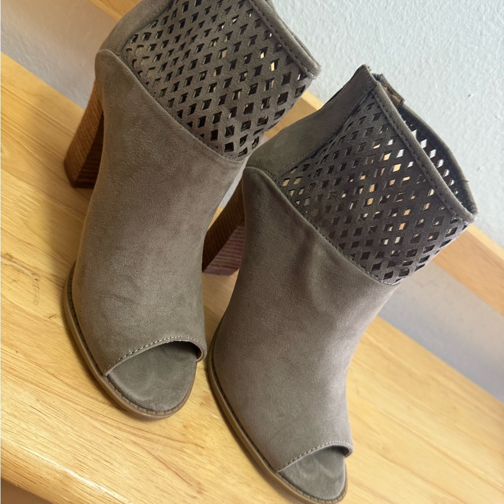 Report Tan Heeled Boots with Woven Texture